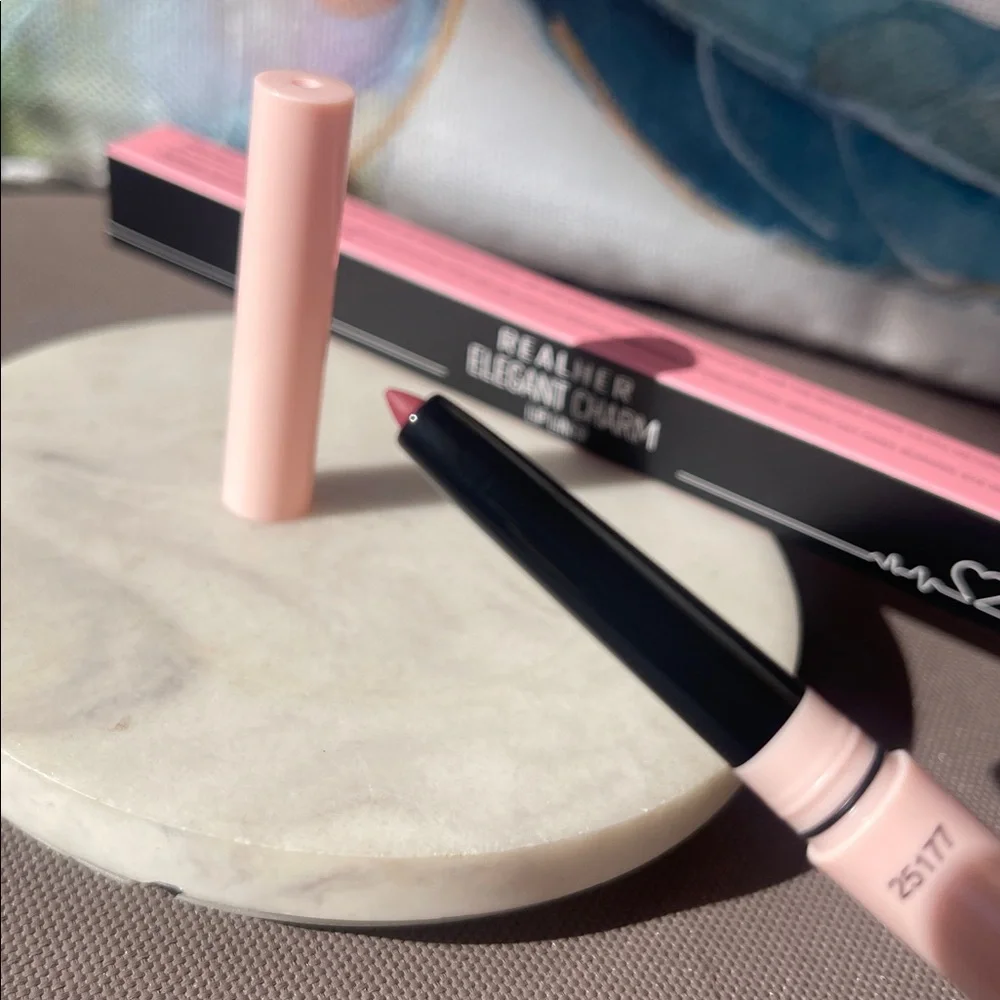 RealHer - Elegant Charm Lip Liner